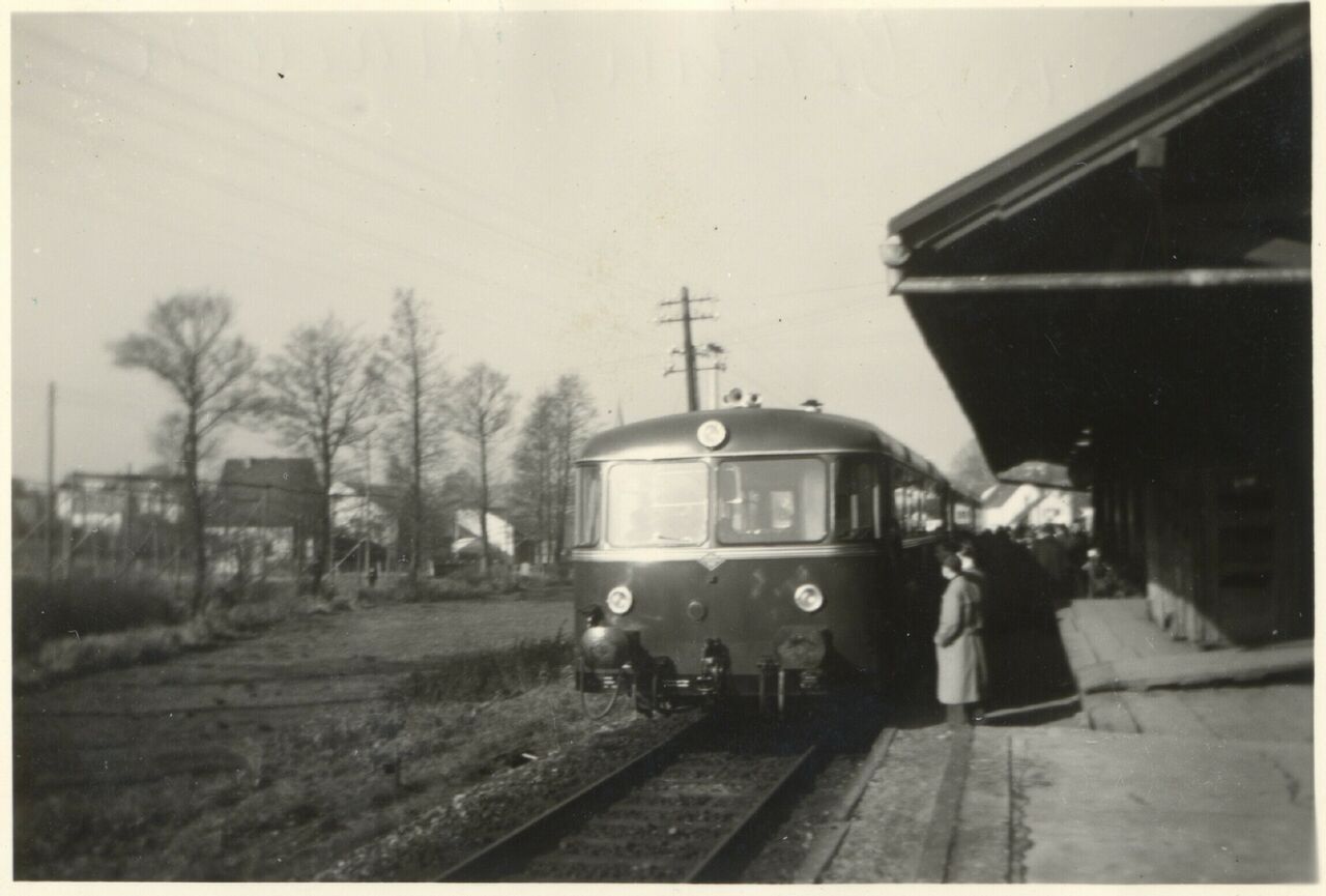 Neugierig wurde im Oktober 1955 die Ankunft des neuen Schienenbus bewundert, welcher die bisherigen Dampfzüge ablöste. (Foto: Marktarchiv Pfeffenhausen)