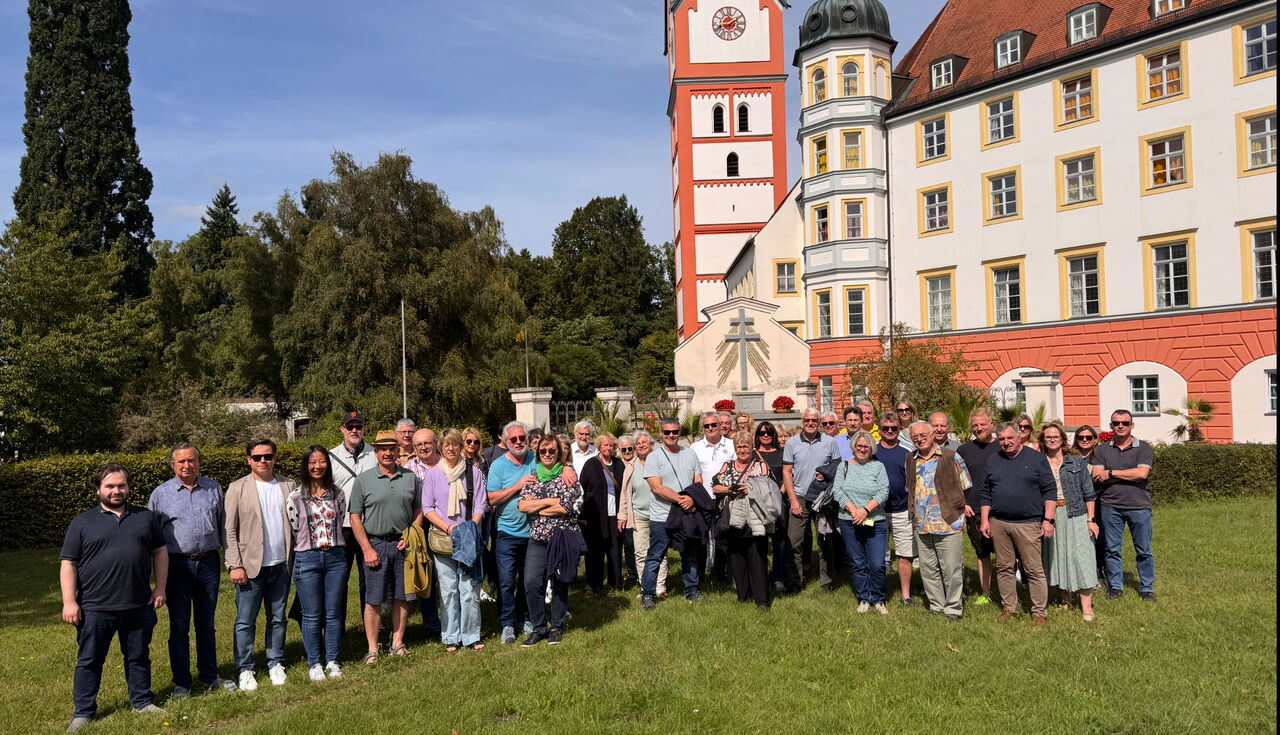 Die fast komplette Reisegruppe im Innenhof des Klosters