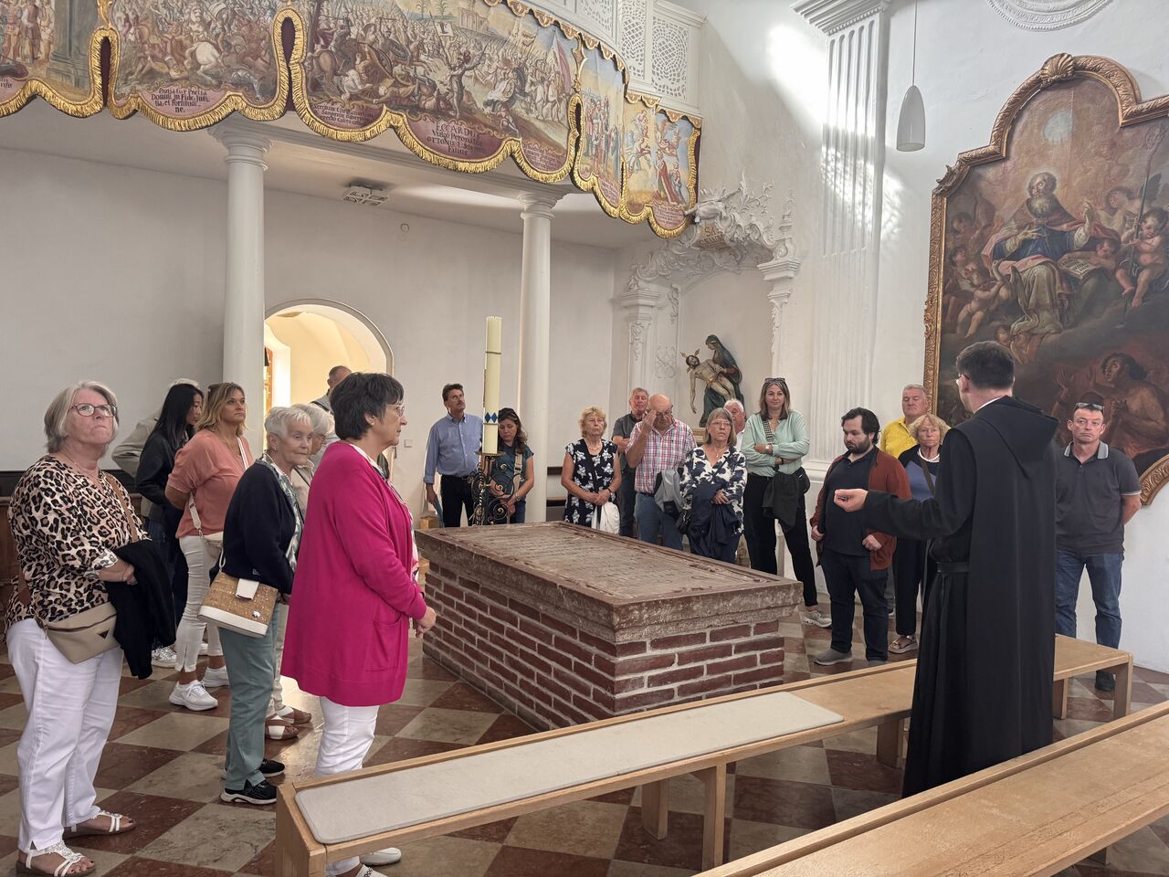 Ein Teil der Reisegruppe am Wittelsbachergrab in der Johanneskirche