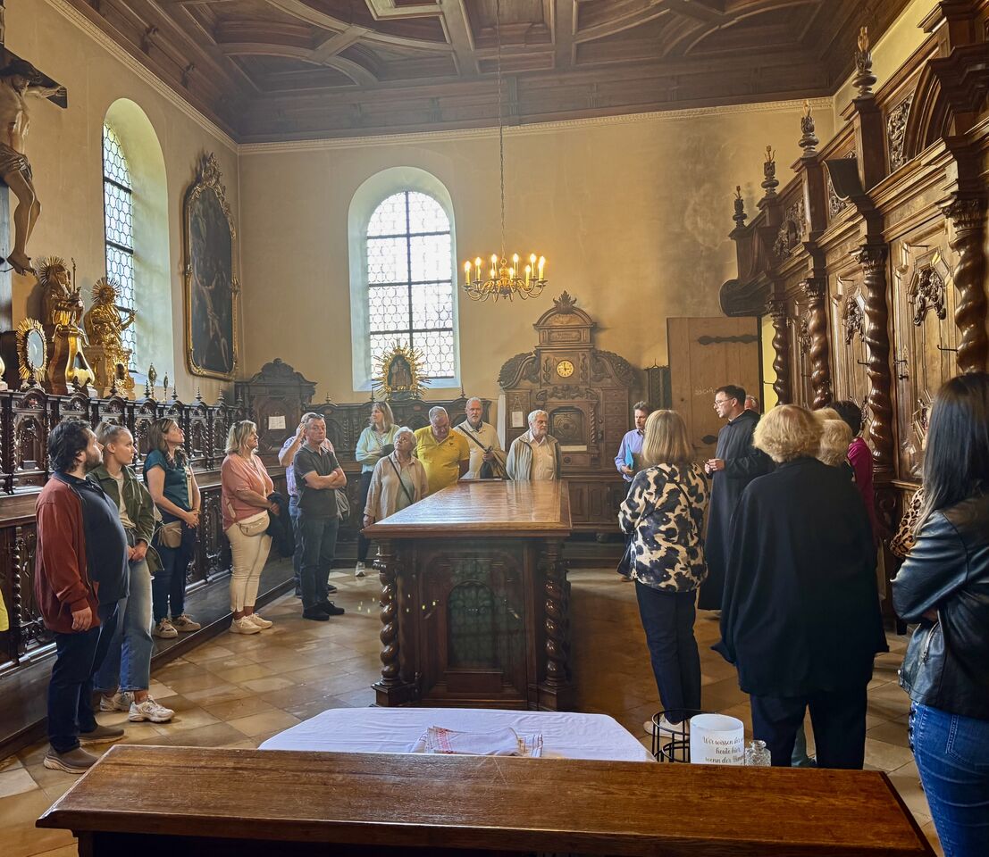 Ein Teil der Besuchergruppe in der Sakristei des Klosters